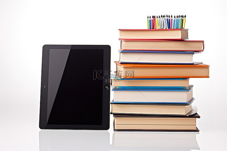 一个 ipad，装在书本和房子顶部的盒子里