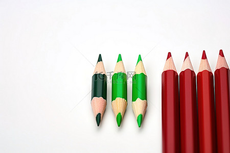 彩色铅笔绘画背景图片_白色表面上的一组彩色铅笔