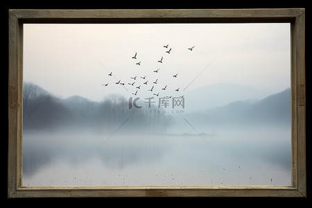 童拍照图背景图片_雾蒙蒙的湖边有鸟儿飞过的照片