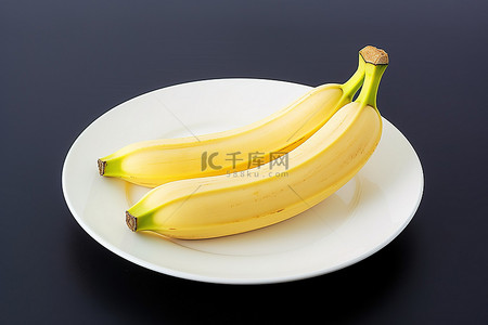 剥香蕉背景图片_香蕉放在盘子上
