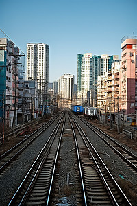 城市景观中带有建筑物的铁轨