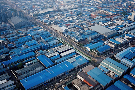 充满蓝色屋顶和工业建筑的城市的鸟瞰图