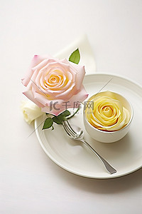餐盘垫纸背景图片_白色餐盘，配有粉红玫瑰和杯子
