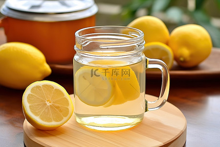 柠檬蜂蜜茶背景图片_一个杯子，里面有柠檬蜂蜜和糖