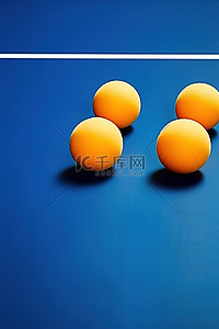 蓝色桌子上排列着五个木制乒乓球