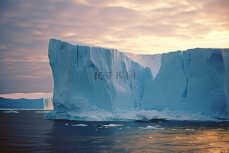 一座大冰山漂浮在海洋中，背景是阳光
