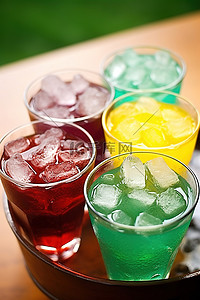 一个玻璃碗，里面装着各种颜色的苏打饮料