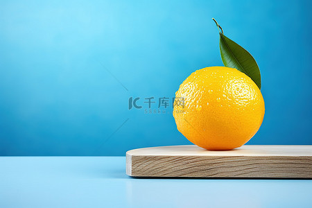 中木板背景图片_蓝色背景中木板上的新鲜柠檬