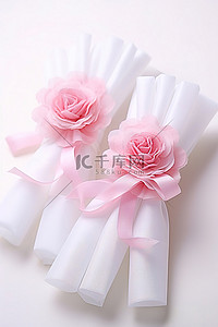 粉红小背景图片_两个带有粉红玫瑰的白色小包装纸