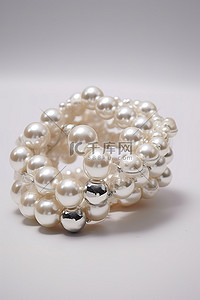 珠子背景图片_珍珠手链，白色的珠子躺在一些白色的表面上