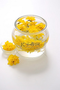 黄色茶背景图片_白色桌子上有黄色花朵的玻璃盆