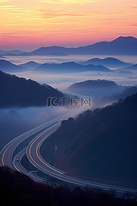 云雾缭绕的高速公路上的日出场景