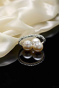 两个戒指挂在珍珠上