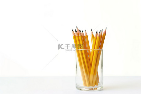 玻璃花瓶里的黄色铅笔
