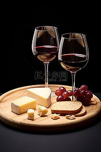 板上有两个酒杯和奶酪