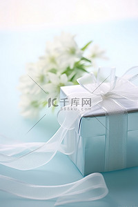 包裹丝带背景图片_一个用白丝带包裹的鲜花盒子
