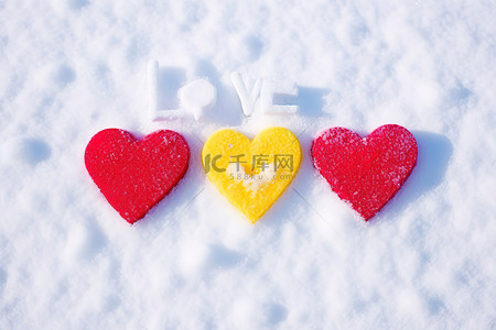 多彩的心与爱这个词在雪中拼写