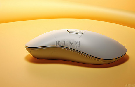 浅色电脑鼠标坐在黄色表面上