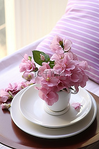 白盘子psd背景图片_白色盘子上有紫色叶子的美丽粉红色插花