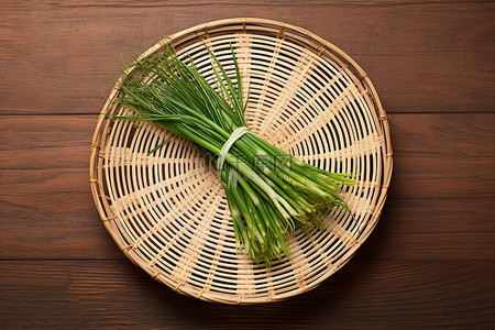 拒绝割韭菜背景图片_小盘芦笋和韭菜，放在木质表面的柳条篮里