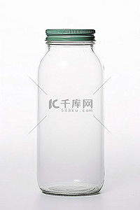 白色背景上的一个空罐子，里面装有未贴标签的透明塑料