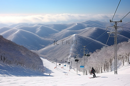 积雪覆盖的滑雪场，背景是滑雪缆车