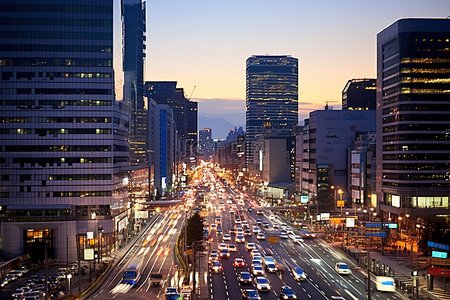 首尔以其繁忙的城市街道而闻名，通勤者经过这里