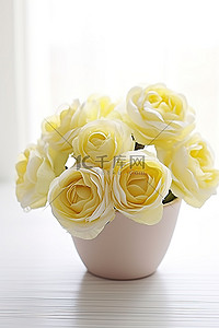 白桌上黄碗里的新鲜白玫瑰