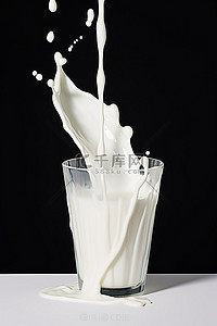 玻璃杯牛奶背景图片_牛奶从玻璃杯边缘溢出