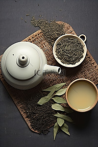 茶壶周围是茶袋茶叶和茶壶