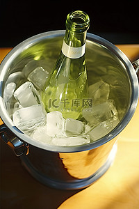酒瓶背景图片_酒瓶与冰坐在桶里