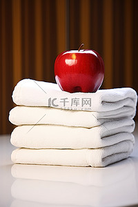 苹果表盘背景图片_四块毛巾，上面放着一个苹果