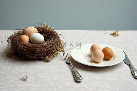 一张桌子，桌上放着一个篮子，盘子里放着鸡蛋