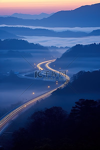 早上有大雾的高速公路经过