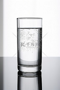 玻璃杯上装满水