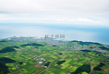 海洋的背景图片_从空中看到的海洋和陆地的鸟瞰图