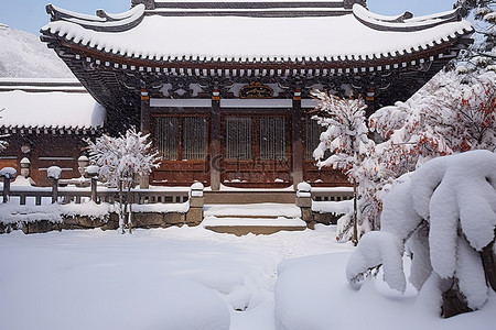 冬天古建筑背景图片_韩国的房子被雪覆盖了