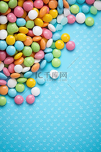 圆点排列背景图片_蓝色背景上排列的彩色糖果
