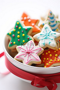 圣诞篮子背景图片_白色篮子里有星形饼干装饰的圣诞饼干
