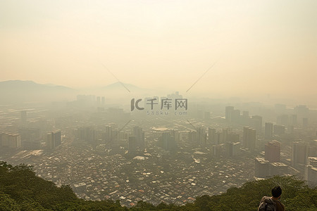 雾霾空气污染背景图片_2014年首尔，一名登山者被雾霾包围 金大成