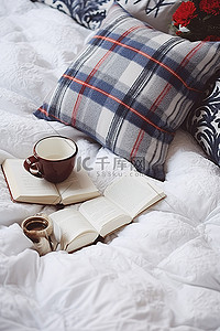 抱枕养鸡背景图片_一张带抱枕的床，床上放一本书和拖鞋