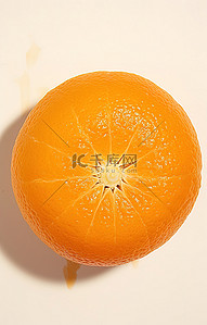 在白色表面上切成碎片的单个橙子