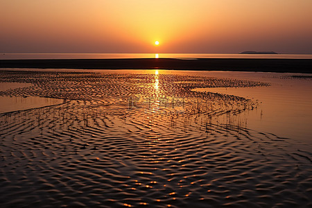 黄昏时太阳已经落在沙滩上