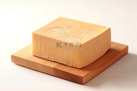 一块奶酪板，上面有一块方形木板