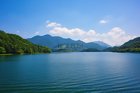 韩国蓝色背景图片_天气好的时候，山前的湖