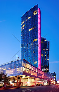 一栋蓝色的大建筑，上面挂着“oesterreich 中央办公室商务中心”的牌子