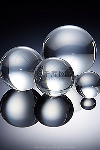 平坦表面上的透明玻璃球
