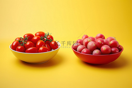 亮黄色和红色背景中的两碗西红柿
