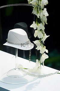 链条和玻璃帽子展示