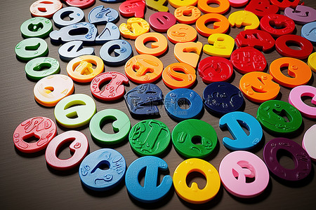 排列成圆圈的大彩色字母